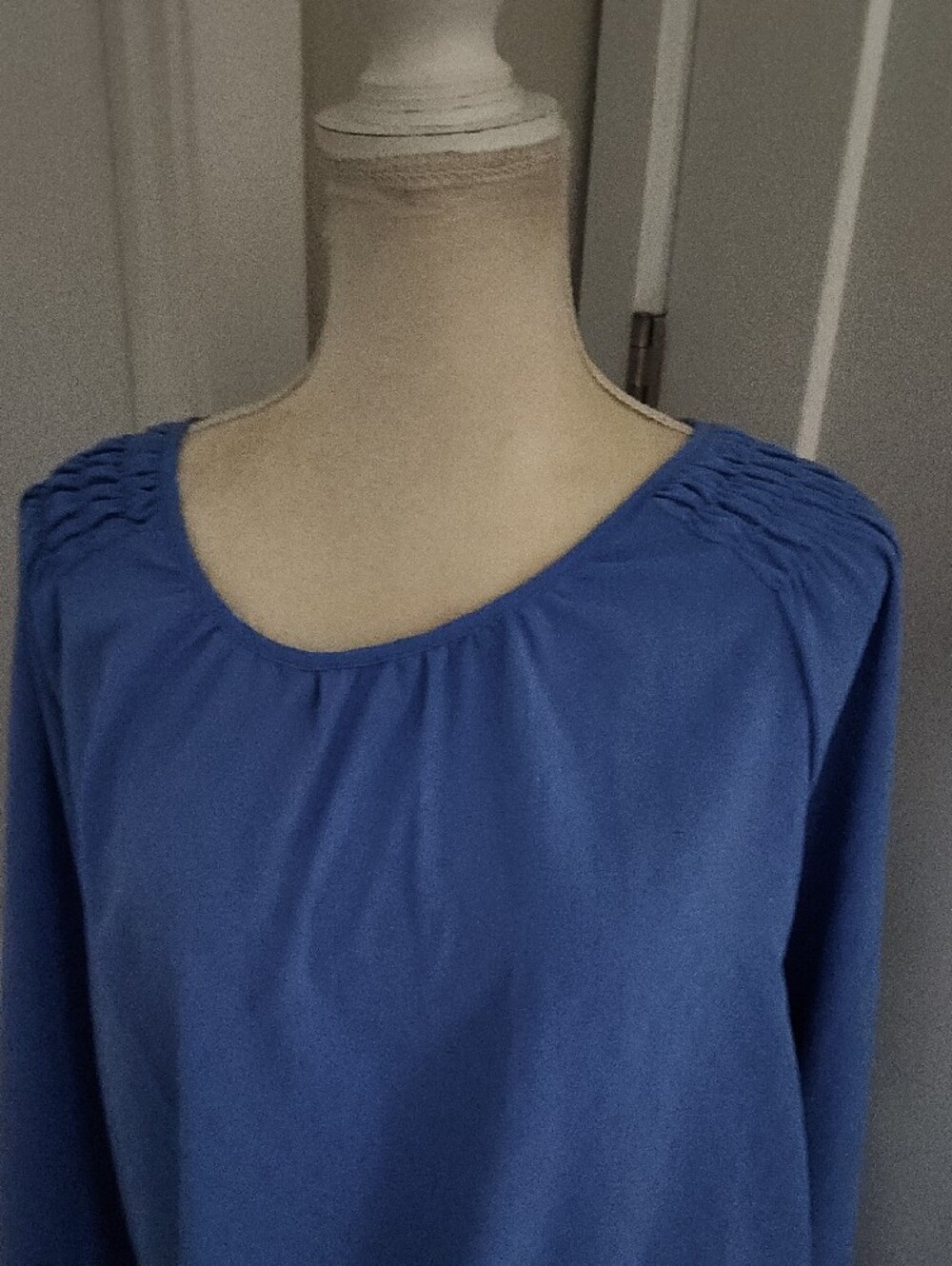 NWT Jessica Simpson Royal Blue Gathered-Shoulder Long Sleeve Blouse - Picture 2 of 6